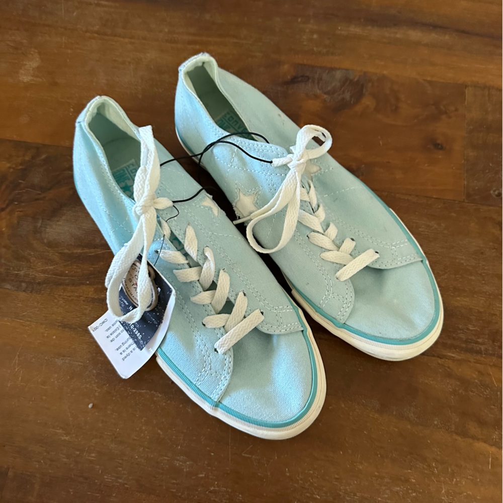 Converseβ One Star light blue canvas sneakers ladies 8.5 NWT